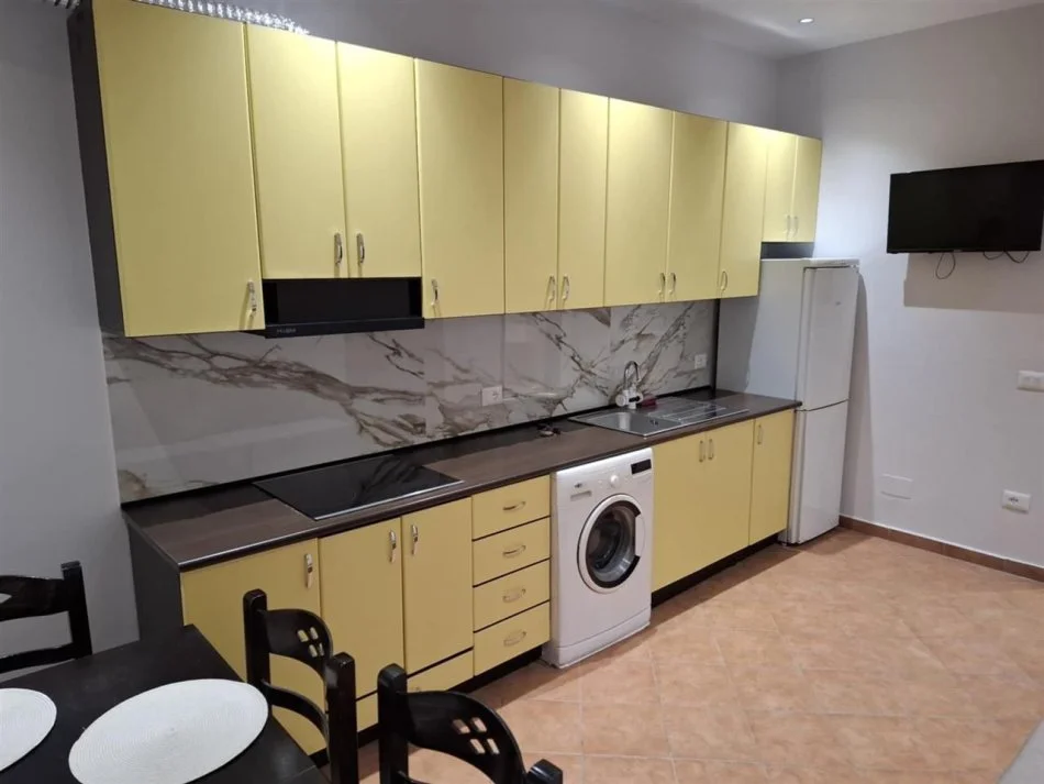 Tirane, jepet me qera apartament 1+1 Kati 3, 64 m² 400 € (Kinostudio)
