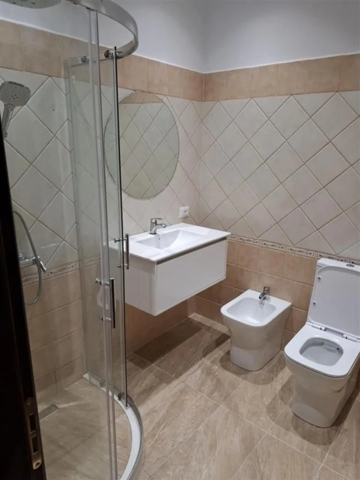 Tirane, jepet me qera apartament 1+1 Kati 3, 64 m² 400 € (Kinostudio)