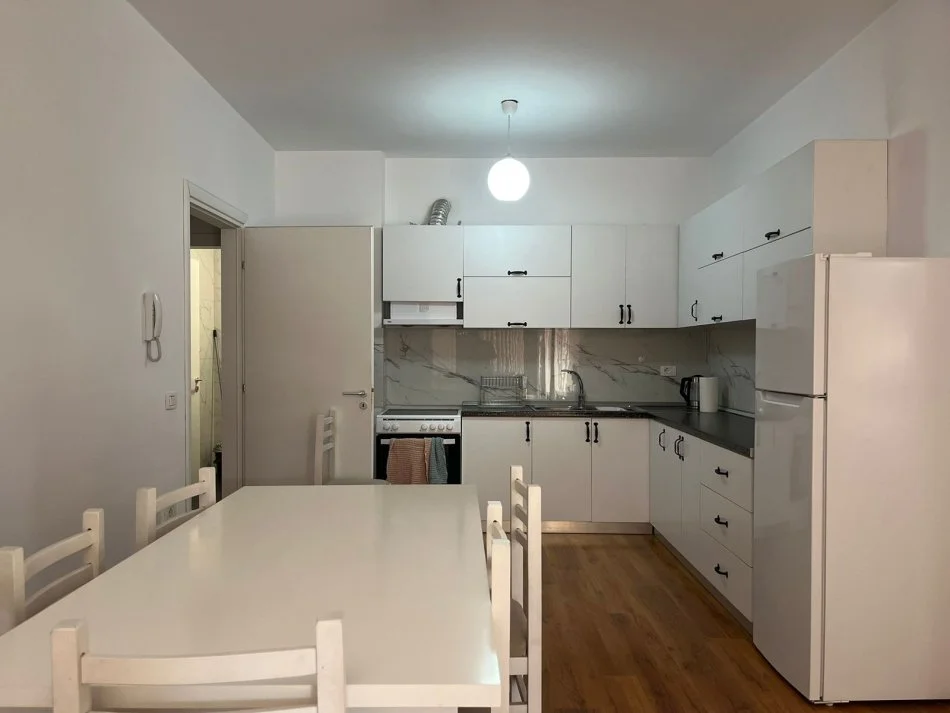 Tirane, jepet me qera apartament 2+1+Aneks+Ballkon Kati 4, 95 m² 650 € (Rr. Ali Demi, ish-Markata e Vjeter)