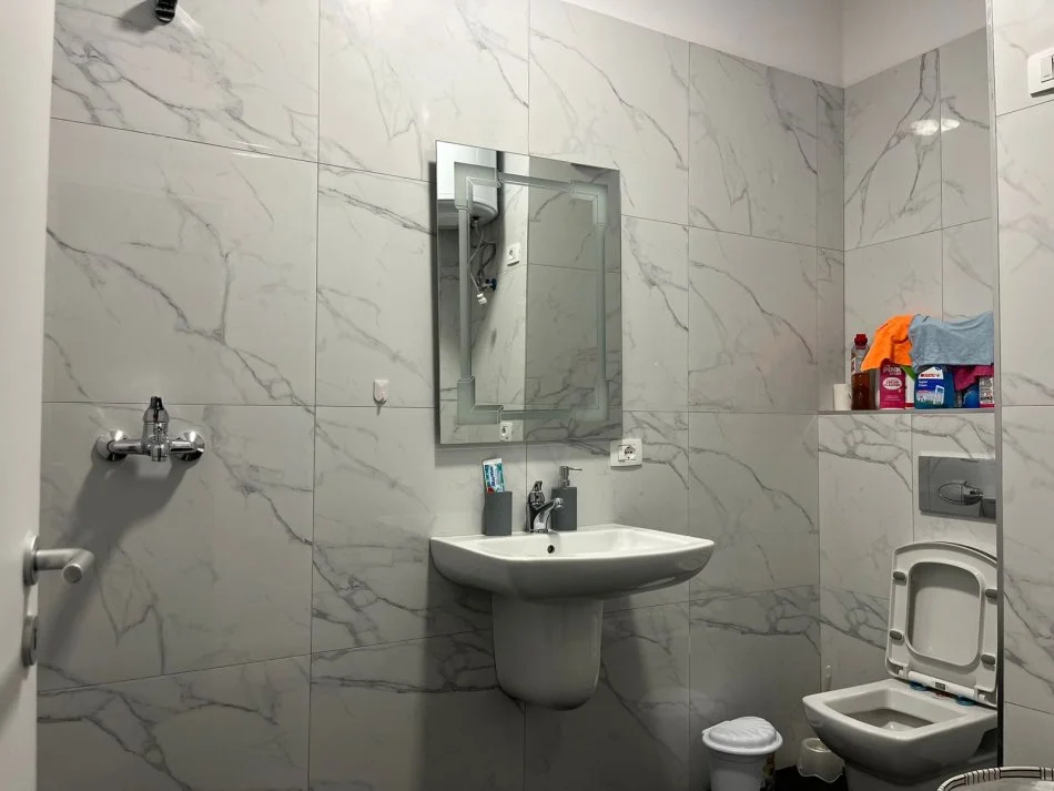 Tirane, jepet me qera apartament 2+1+Aneks+Ballkon Kati 4, 95 m² 650 € (Rr. Ali Demi, ish-Markata e Vjeter)