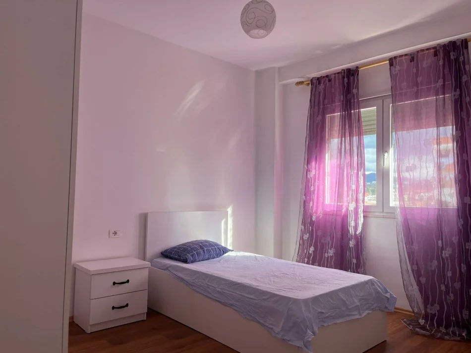 Tirane, jepet me qera apartament 2+1+Aneks+Ballkon Kati 4, 95 m² 650 € (Rr. Ali Demi, ish-Markata e Vjeter)