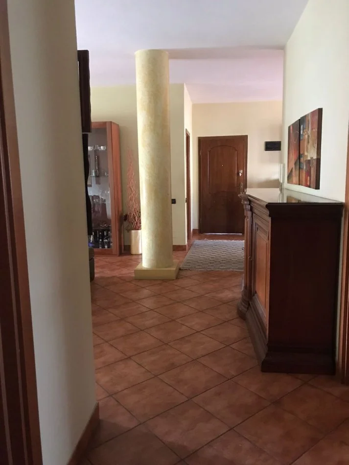 Tirane, jepet me qera apartament 3+1+Aneks+Ballkon Kati 5, 150 m² 650 € (KRISTAL CENTER)