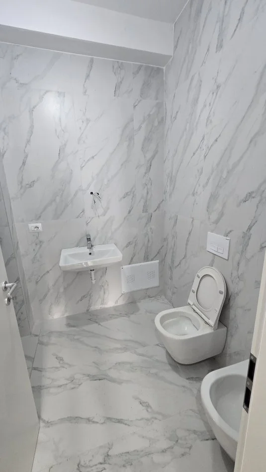 Tirane, jepet me qera apartament 2+1+Ballkon Kati 7, 90 m² 300 € (KOMPLEKSI KAIMI)