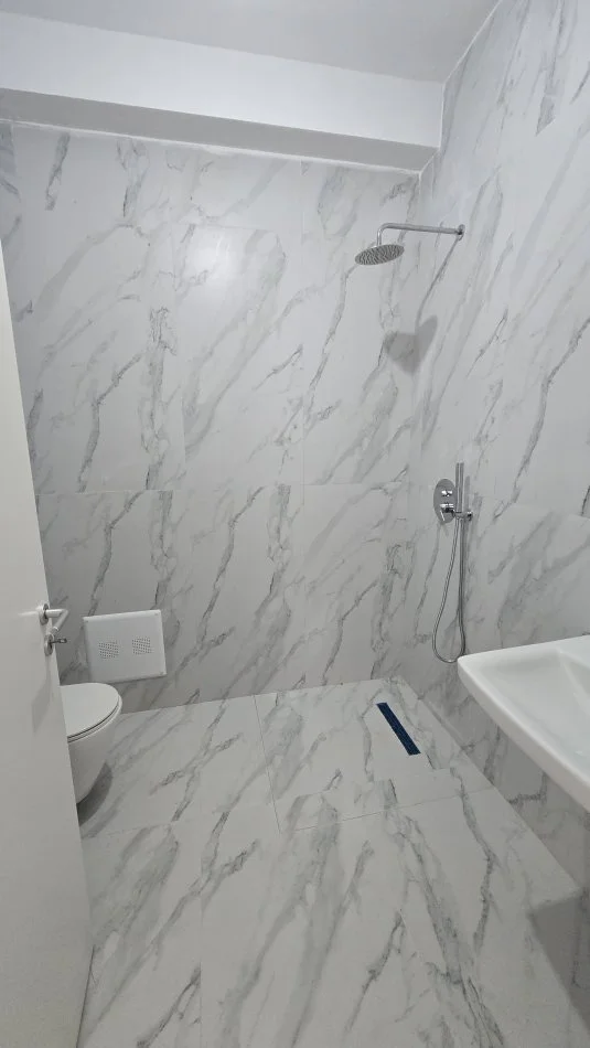 Tirane, jepet me qera apartament 2+1+Ballkon Kati 7, 90 m² 300 € (KOMPLEKSI KAIMI)