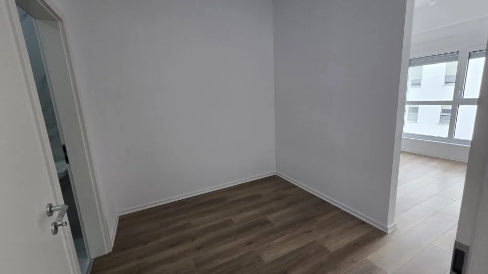 Tirane, jepet me qera apartament 2+1+Ballkon Kati 7, 90 m² 300 € (KOMPLEKSI KAIMI)