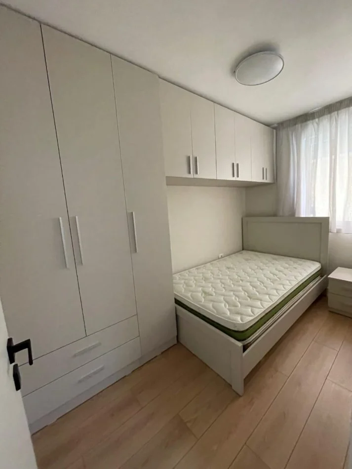 Tirane, jepet me qera apartament 1+1 Kati 3, 45 m² 490 € (Rruga e Bogdaneve)