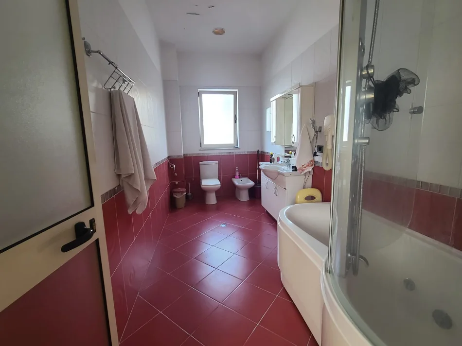 Tirane, shitet Vile 3 Katshe Kati 3, 470 m² 650.000 € (Vilat Amerikane)