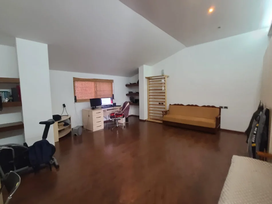 Tirane, shitet Vile 3 Katshe Kati 3, 470 m² 650.000 € (Vilat Amerikane)