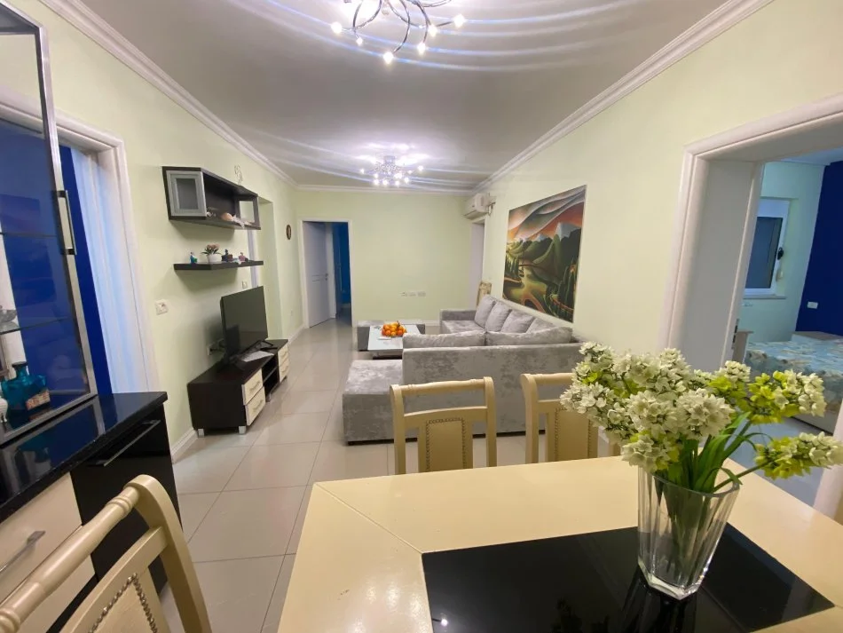 Tirane, jepet me qera apartament 4+1 Kati 0, 100 m² 800 € (Rruga Tefta Tashko Koco, Pazari i Ri)