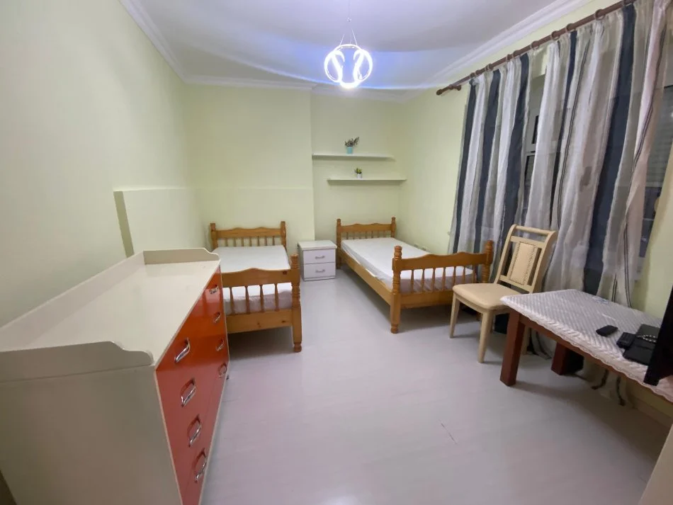 Tirane, jepet me qera apartament 4+1 Kati 0, 100 m² 800 € (Rruga Tefta Tashko Koco, Pazari i Ri)