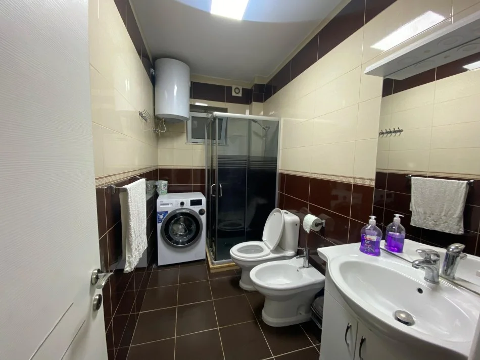 Tirane, jepet me qera apartament 4+1 Kati 0, 100 m² 800 € (Rruga Tefta Tashko Koco, Pazari i Ri)