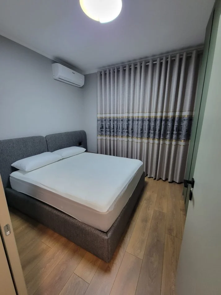 Tirane, jepet me qera apartament 2+1+Ballkon Kati 7, 90 m² 471 € (Rruga e Teleferikut)