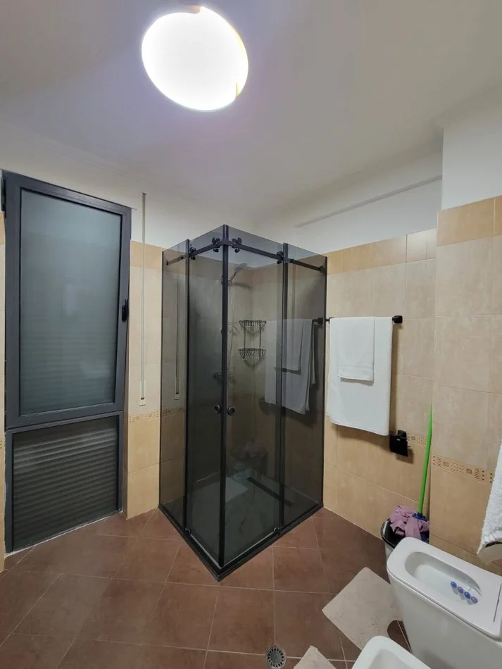 Tirane, jepet me qera apartament 2+1+Ballkon Kati 7, 90 m² 471 € (Rruga e Teleferikut)