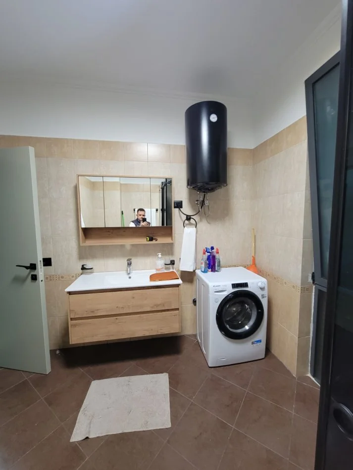 Tirane, jepet me qera apartament 2+1+Ballkon Kati 7, 90 m² 471 € (Rruga e Teleferikut)