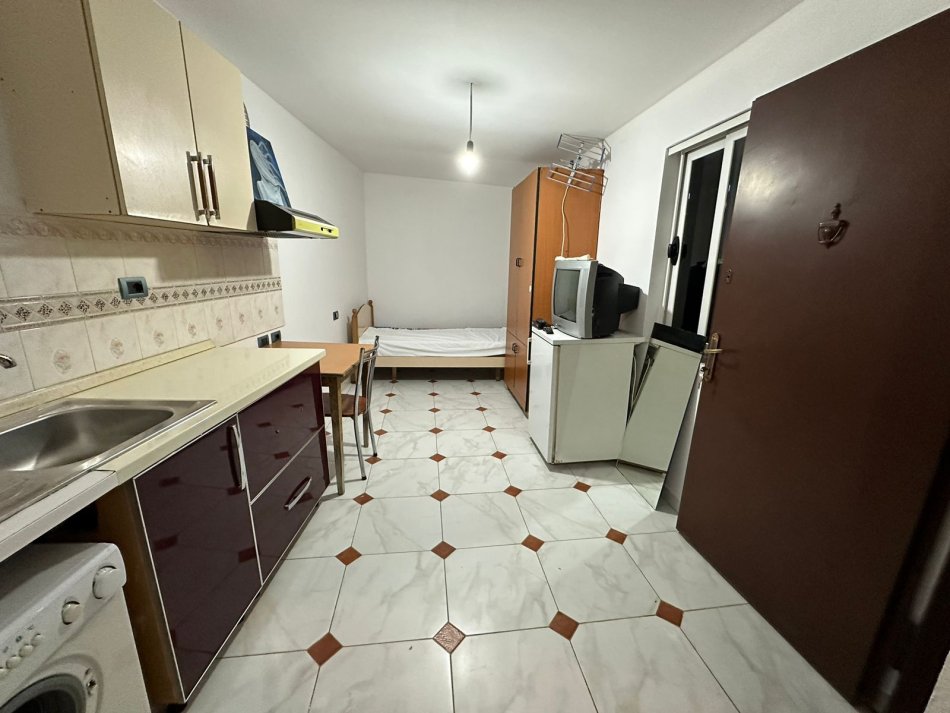 Tirane, jap me qera garsonier , 1.800 € (Preng Doci)
