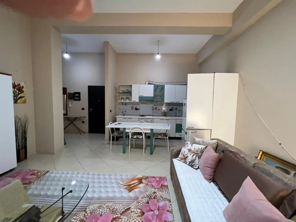 Vlore, shitet apartament 1+1+Ballkon , 80 m² (Skele)