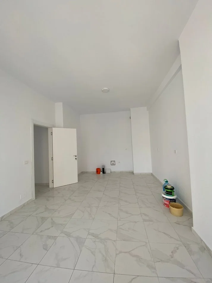 Tirane, jepet me qira apartament 3+1+Ballkon Kati 2, 110 m² 900 € (rruga e kavajes)