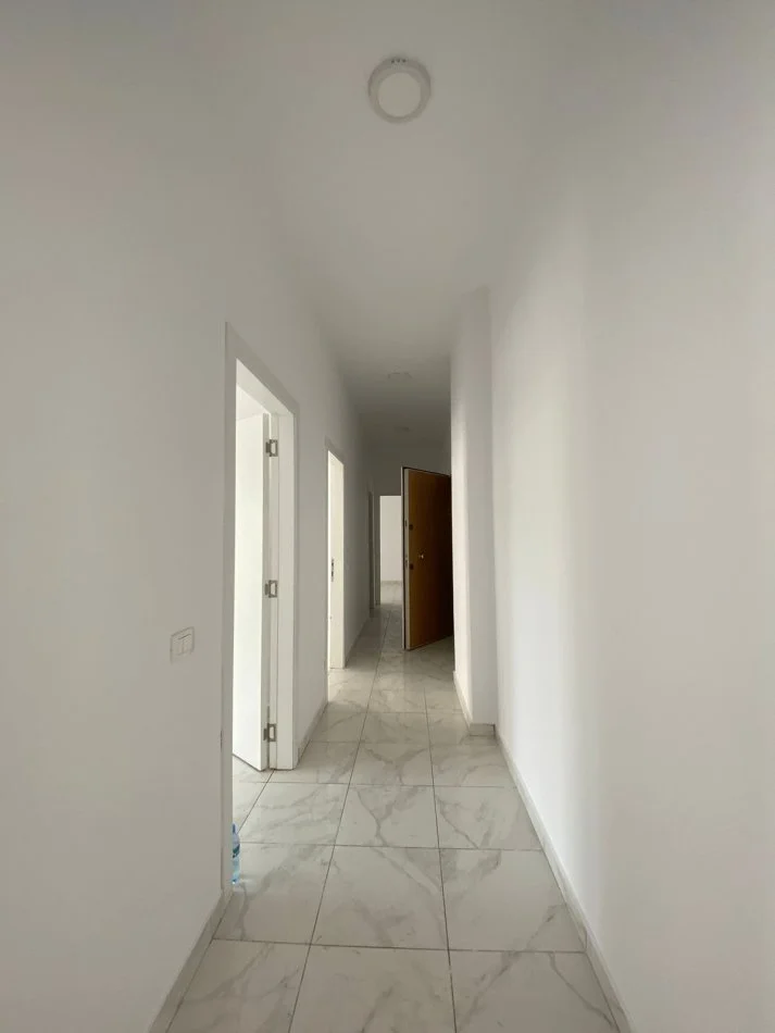 Tirane, jepet me qira apartament 3+1+Ballkon Kati 2, 110 m² 900 € (rruga e kavajes)