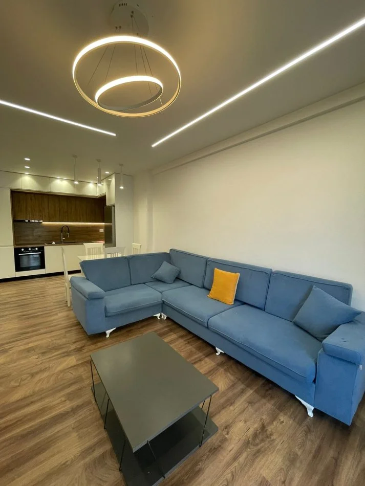 Tirane, jepet me qera apartament 2+1+Ballkon Kati 4, 80 m² 600 €