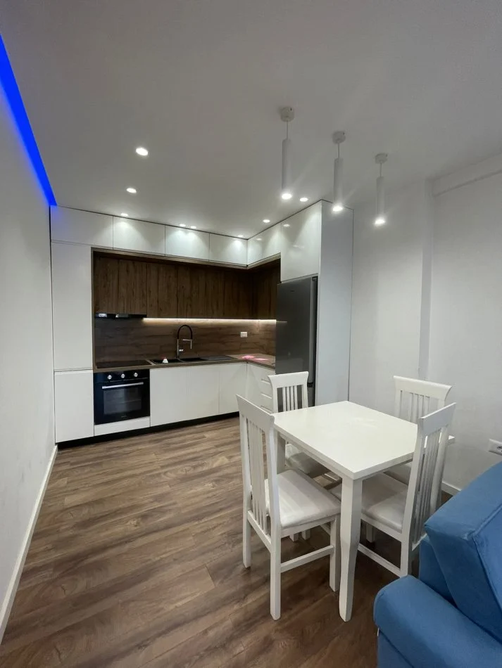 Tirane, jepet me qera apartament 2+1+Ballkon Kati 4, 80 m² 600 € (5 Maji)