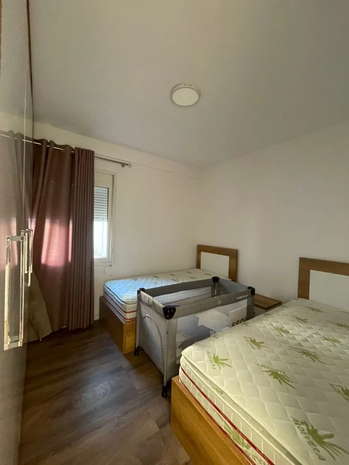 Tirane, jepet me qera apartament 2+1+Ballkon Kati 4, 80 m² 600 €