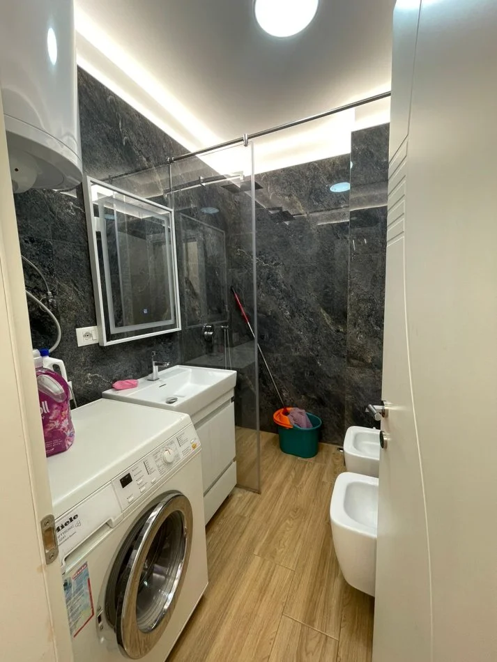 Tirane, jepet me qera apartament 2+1+Ballkon Kati 4, 80 m² 600 €