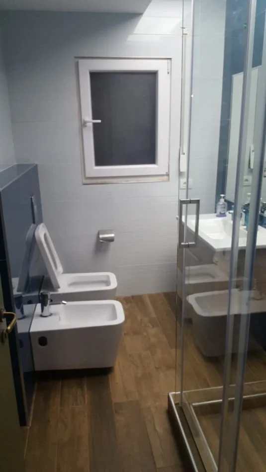 Tirane, jepet me qera apartament 2+1+Ballkon Kati 3, 90 m² 680 €