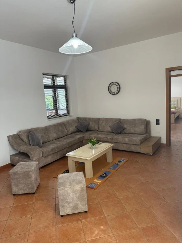 Tirane, jepet me qera Vile 2+1 Kati 3, 100 m² 500 € 