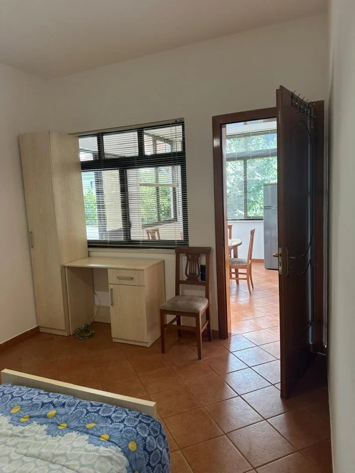 Tirane, jepet me qera shtepi 2+1+Ballkon , 100 m² 500 € (Ali Dem)