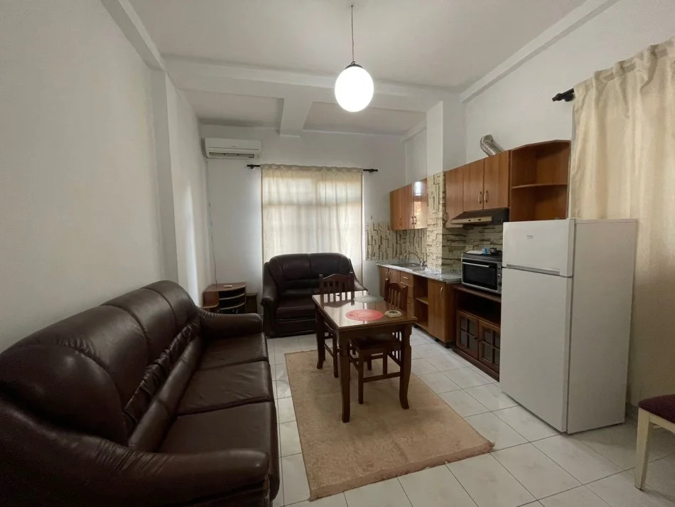 Tirane, jepet me qera apartament 1+1 Kati 1, 62 m² 500 € (Qender)