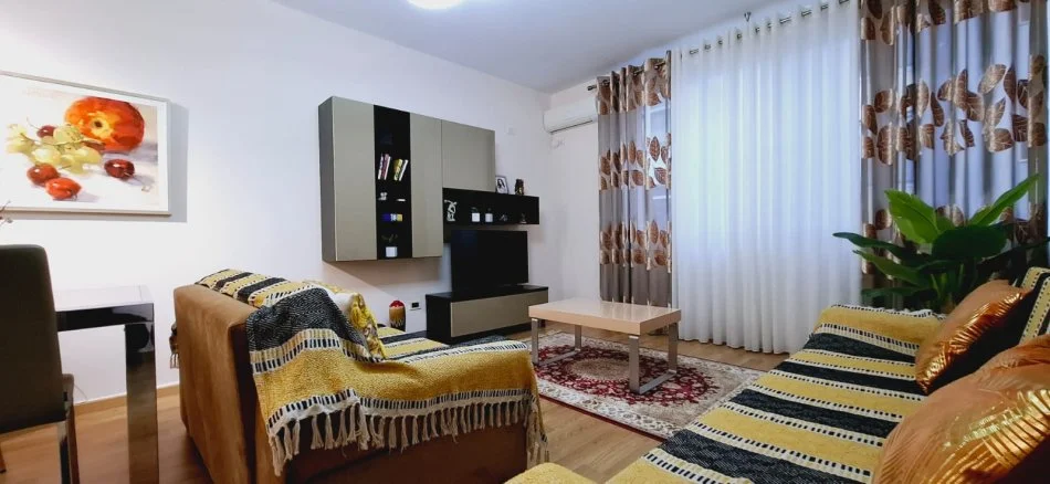 Tirane, jepet me qera apartament 1+1+Ballkon Kati 3, 75 m² 600 € (Kopshti botanik)