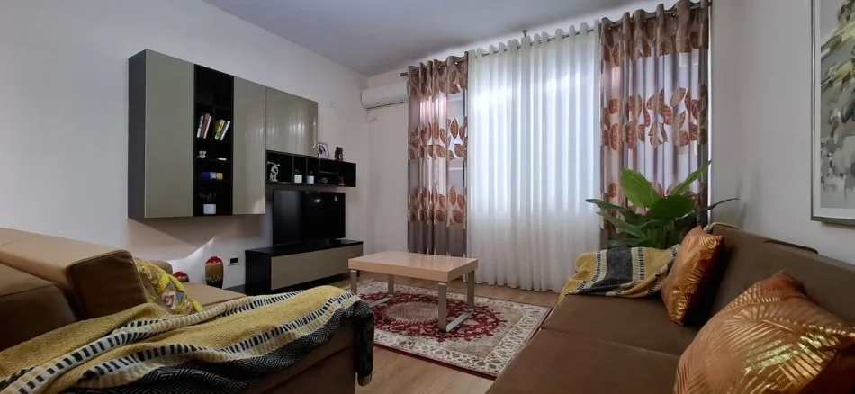 Tirane, jepet me qera apartament 1+1+Ballkon Kati 3, 75 m² 600 € (Kopshti botanik)