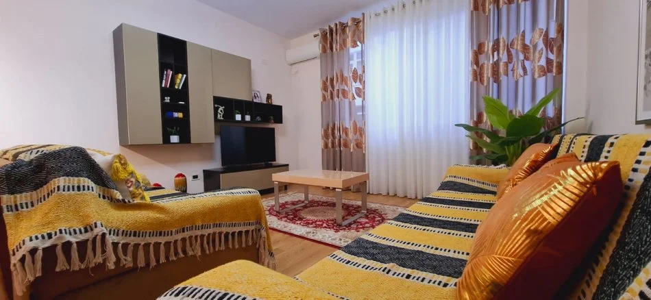 Tirane, jepet me qera apartament 1+1+Ballkon Kati 3, 75 m² 600 € (Kopshti botanik)