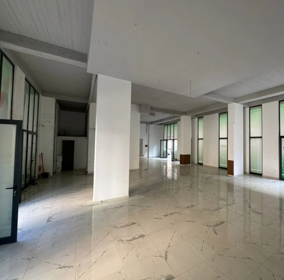 Tirane, jepet me qera ambjent biznesi Kati 0, 200 m² 2.500 € (pallati me shigjeta)