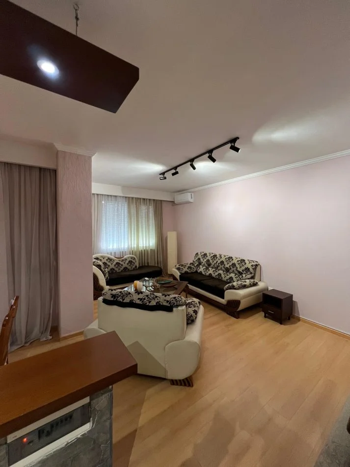Tirane, jepet me qera apartament 2+1 Kati 8, 120 m² 500 € 