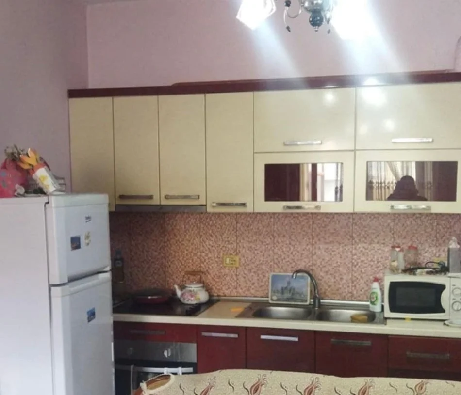 Tirane, jepet me qera apartament 2+1 Kati 7, 350 € (Rruga e qelqit, Kombinat)
