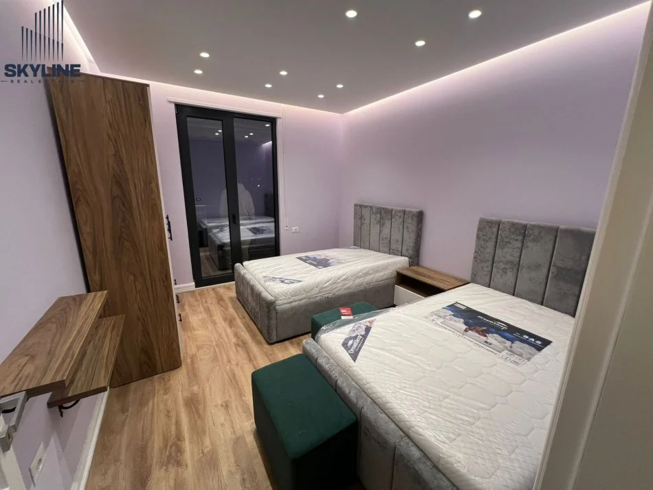 Tirane, jepet me qera apartament 3+1 Kati 7, 130 m² 1.000 € 