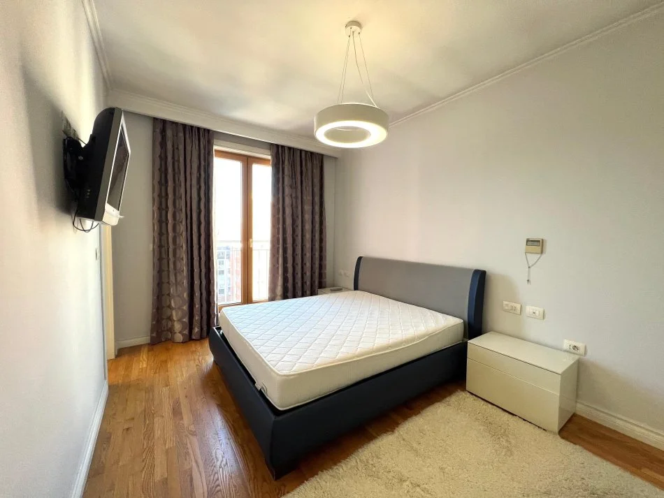 Tirane, jepet me qera apartament 2+1+Ballkon Kati 7, 123 m² 1.500 € (Bllok)