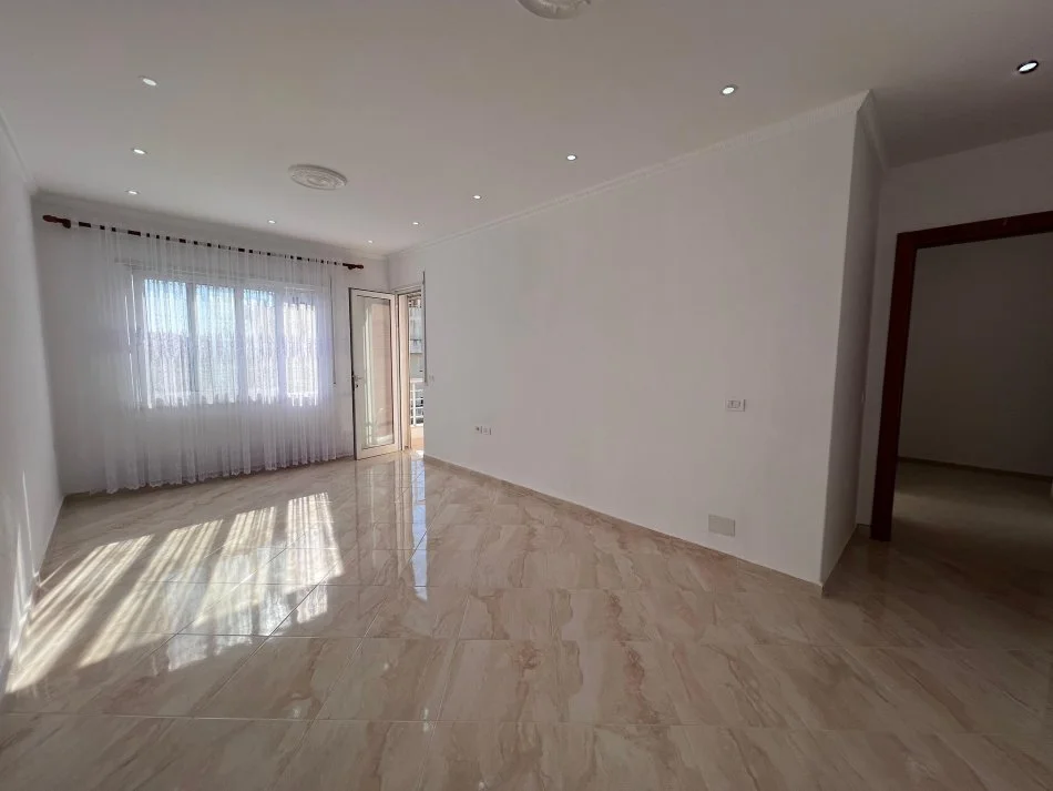 Tirane, shes apartament 1+1+Ballkon Kati 3, 61 m² 78.000 € (Rrruga e Dajtit)