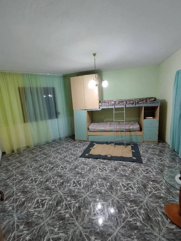 Durres, jepet me qera apartament 2+1+Aneks+Ballkon Kati 5, 110 m² 300 € (Rruga Pavaresia)