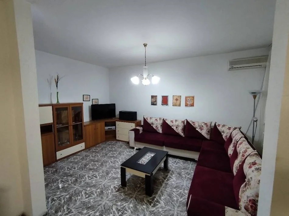 Durres, jepet me qera apartament 2+1+Aneks+Ballkon Kati 5, 110 m² 300 € (Rruga Pavaresia)