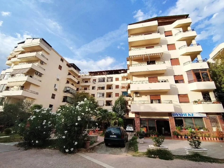 Durres, jepet me qera apartament 2+1+Aneks+Ballkon Kati 5, 110 m² 300 € (Rruga Pavaresia)