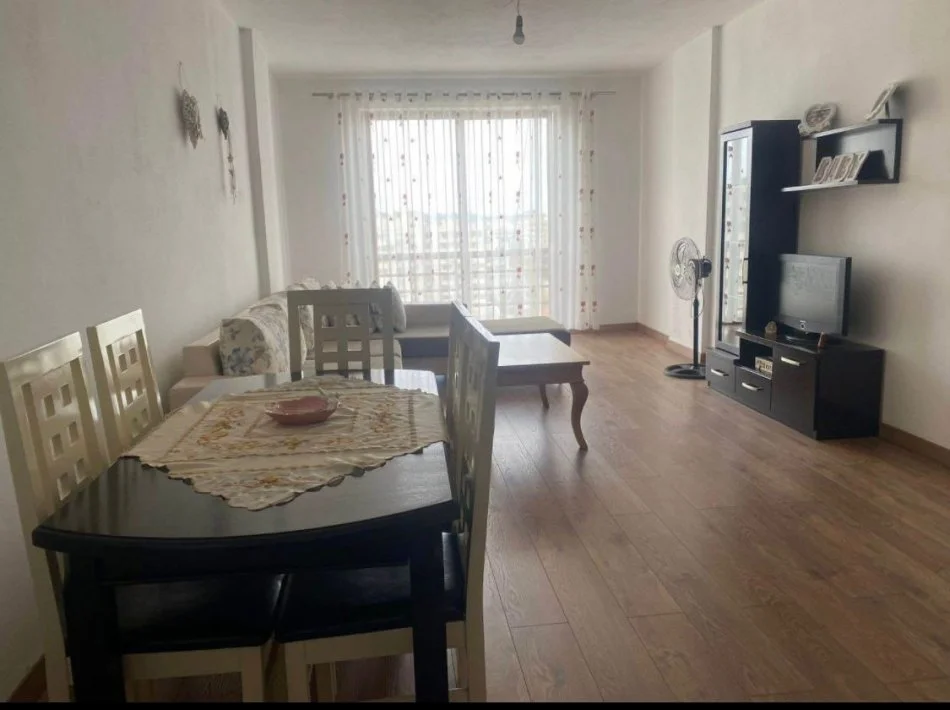 Durres, jepet me qera apartament 1+1+Ballkon Kati 8, 70 m² 300 € (Rruga Pavaresia (Shkolla Bajram Curri))