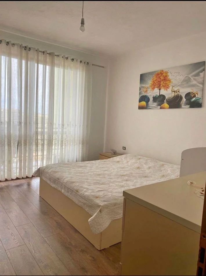 Durres, jepet me qera apartament 1+1+Ballkon Kati 8, 70 m² 300 € (Rruga Pavaresia (Shkolla Bajram Curri))