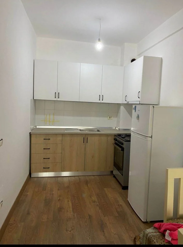 Durres, jepet me qera apartament 1+1+Ballkon Kati 8, 70 m² 300 € (Rruga Pavaresia (Shkolla Bajram Curri))