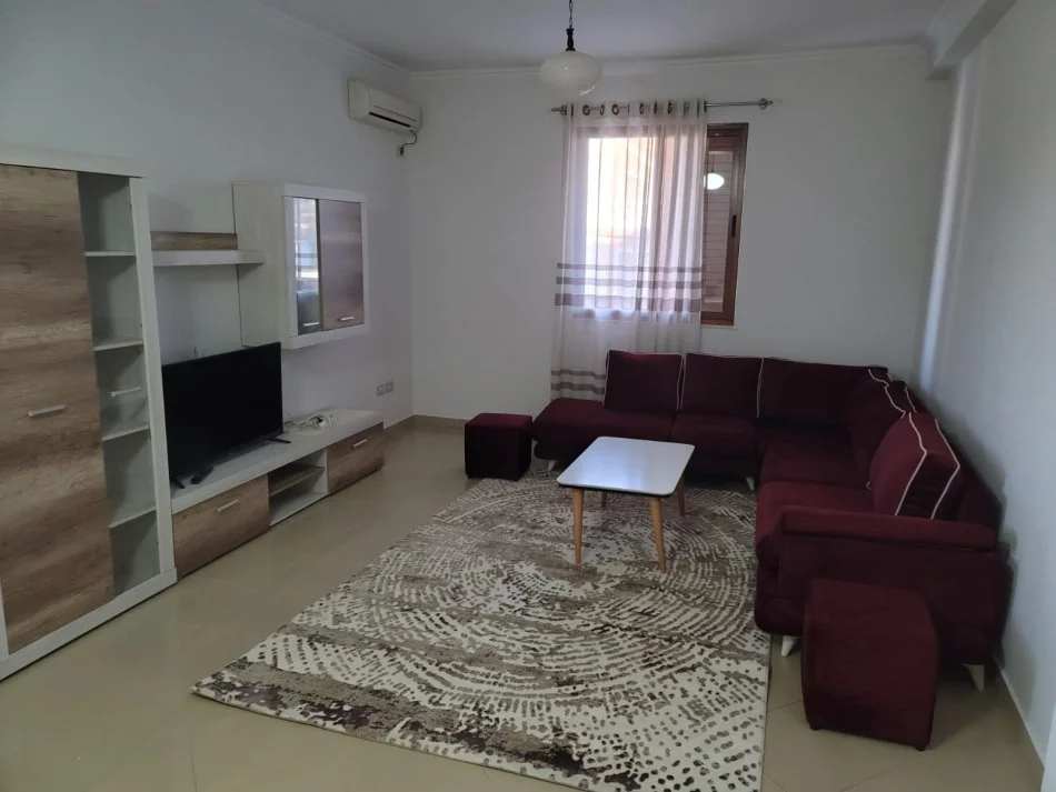 Tirane, jepet me qera shtepi 2+1+Ballkon Kati 2, 180 m² 500 € (qytet studenti)