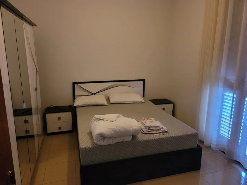 Tirane, jepet me qera shtepi 2+1+Ballkon Kati 2, 180 m² 500 € (qytet studenti)