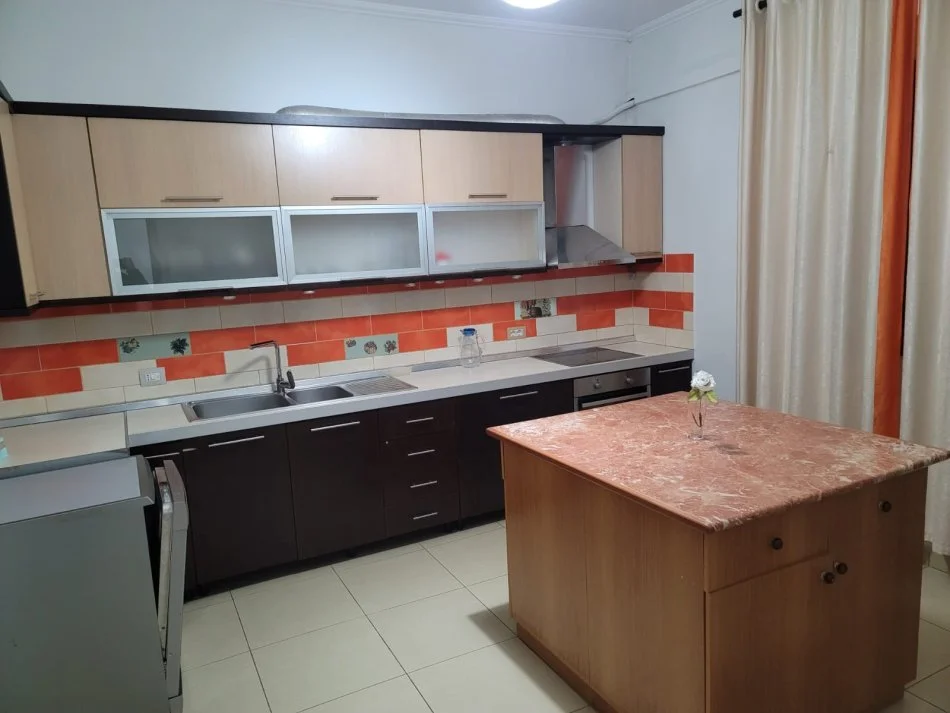 Tirane, jepet me qera shtepi 2+1+Ballkon Kati 3, 180 m² 500 € (sauk)