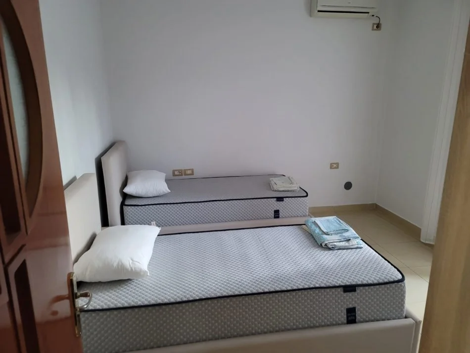 Tirane, jepet me qera apartament 2+1+Ballkon Kati 3, 180 m² 500 € (Qyteti studenti)