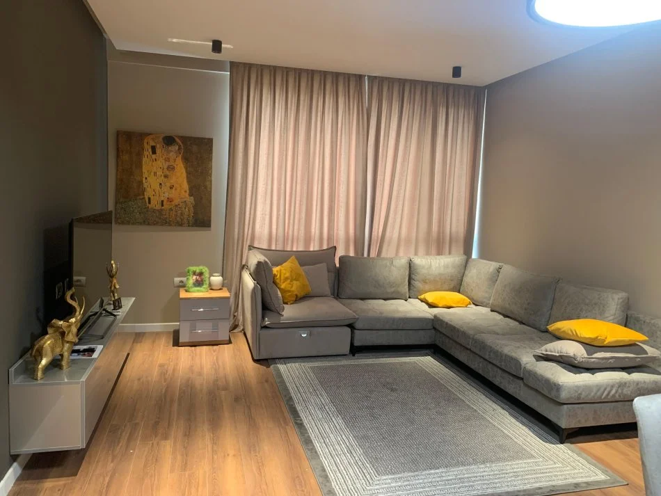 Tirane, jepet me qera apartament 3+1+Ballkon Kati 5, 100 m² 900 € (Ish Fusha e Aviacionit, Tirana, Albania)